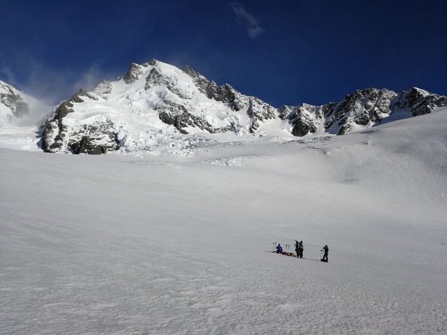 Poniendo las pieles en el glaciar Cagliero Este con el cerro la vista.