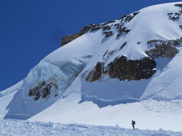 Sascha Gaist mirando la Sur del Argentino despues de esquiarla. Octubre 2018.