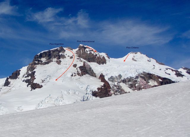 Las cumbres del Tronador vistas desde el norte con algunas de las lineas de ski. Foto: Julian Casanova